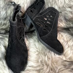 Women's Booties Size 6 with back zipper peek triangles in sides NWT Bobbie